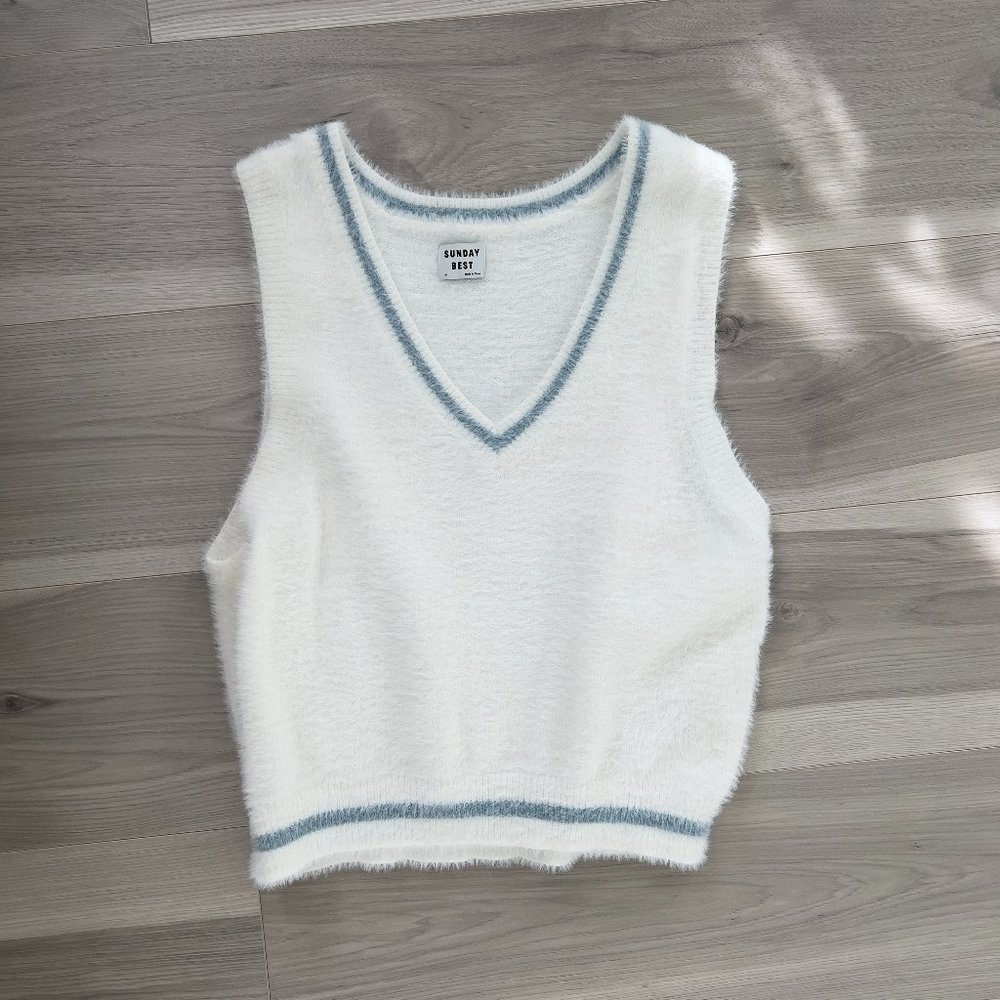 Aritzia Sunday Best white fluffy vest White | Size M